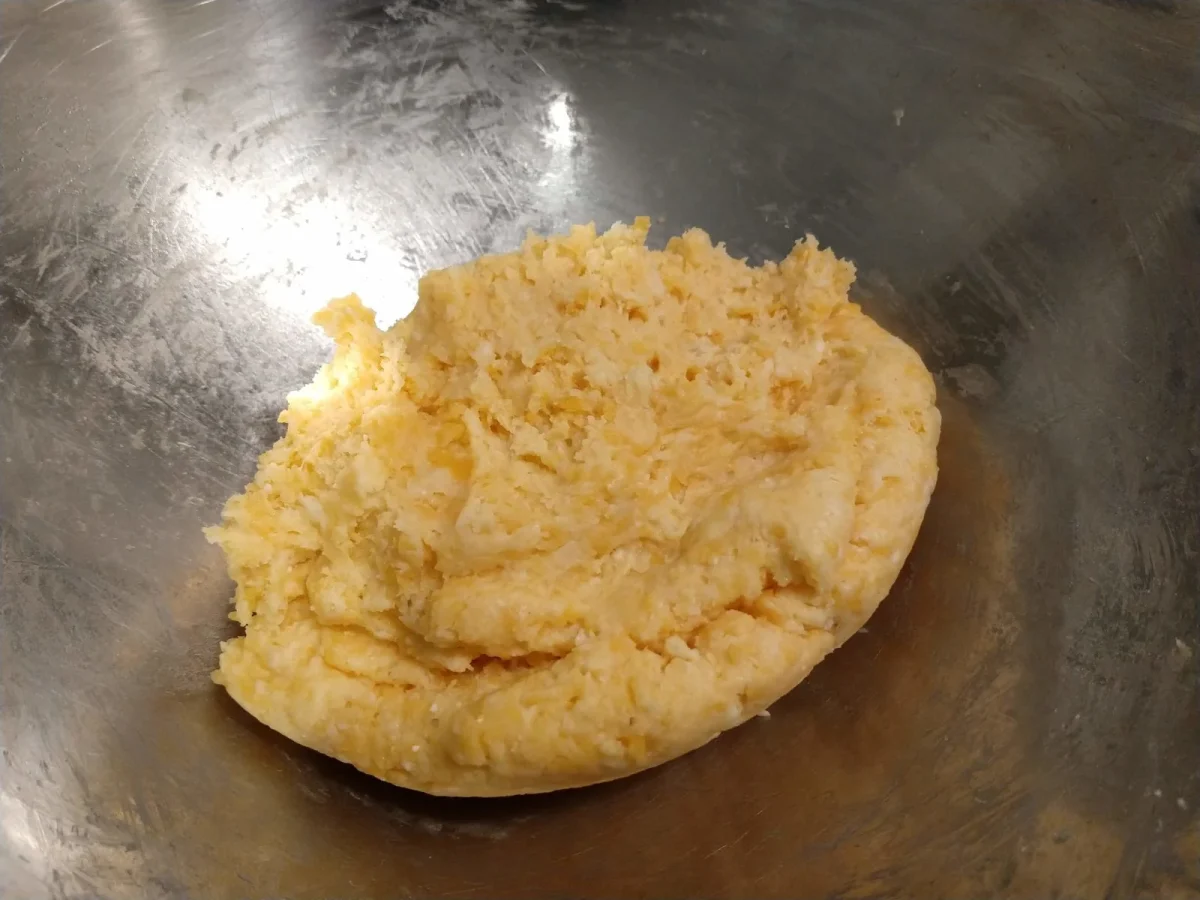 Preparo da Massa: Segredos para um Pão de Queijo Macio e Saboroso