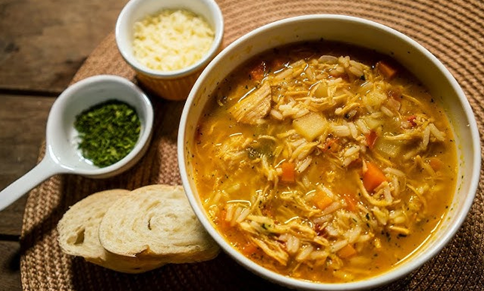 Como Fazer Caldo de Galinha Caseiro e Nutritivo A Receita da Vovó capa