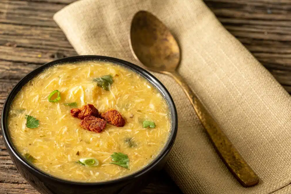 Legumes cozidos Adicione legumes cozidos ao caldo de galinha para uma refeição completa e nutritiva.