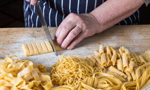 Macarrão Caseiro como o da Vovó Guia Completo com Dicas e Truques - Receitas Mágicas da Vovó Cortando macarrão