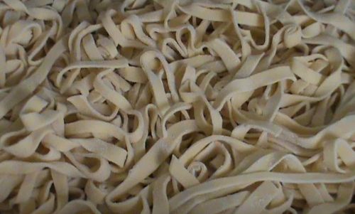Macarrão Caseiro como o da Vovó Guia Completo com Dicas e Truques - Receitas Mágicas da Vovó cozinhando macarrão caseiro