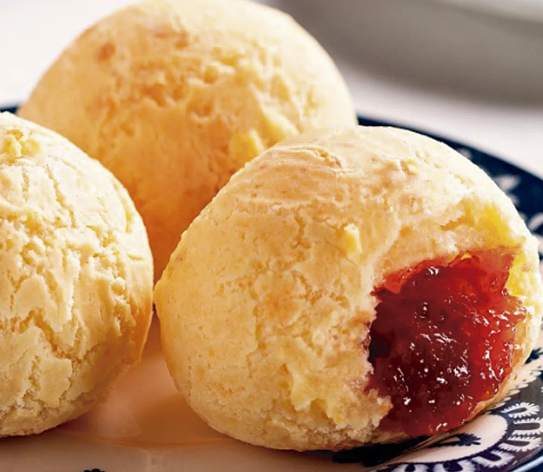 Geleia de goiaba caseira: O doce da goiabada com o salgado do pão de queijo criam uma explosão de sabores. Pão de Queijo