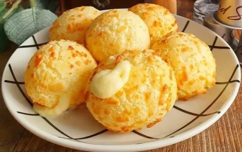 Requeijão cremoso: Para quem gosta de um toque a mais de cremosidade. Pão de Queijo