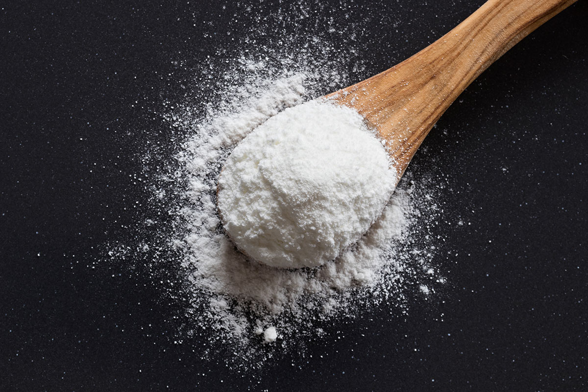 ## Conservas da Vovó: Aprenda a Preservar os Sabores do Passado
### Sumário
1. Introdução: A Magia das Conservas da Vovó
2. Conservas Caseiras: Um Tesouro de Sabores para Todas as Horas!
3. Receita da Vovó: Doce de Leite Cremoso em Conserva
* 3.1 Ingredientes: Simples, mas Cheios de História
* 3.2 Preparo: Da Panela para o Pote, com Amor e Carinho
* 3.3 Dicas da Vovó: Segredos para Conservas Perfeitas
4. Memórias da Fazenda: A Tradição das Conservas na Família
5. Delícias Caseiras: Ideias para Saborear suas Conservas
6. Conclusão: Preservando Sabores e Tradições
---
### 1. Introdução: A Magia das Conservas da Vovó
Meus queridos netinhos, preparem-se para desvendar um dos segredos mais preciosos da vovó: a arte de fazer conservas! Lembram-se daquelas prateleiras repletas de potes coloridos, cheios de compotas, geleias e doces que a vovó guardava com tanto carinho? Ah, que saudade!
As conservas caseiras são como cápsulas do tempo, que guardam o sabor e o aroma das frutas e legumes frescos por muito mais tempo. É como ter um pedacinho do verão no inverno, um pouquinho da roça na cidade grande.
### 2. Conservas Caseiras: Um Tesouro de Sabores para Todas as Horas!
Fazer conservas em casa é uma tradição que atravessa gerações. É uma forma de aproveitar ao máximo os alimentos da época, evitar o desperdício e ter sempre à mão um ingrediente especial para incrementar as suas receitas.
Com as conservas da vovó, você pode preparar um café da manhã delicioso, um lanche da tarde especial ou uma sobremesa irresistível. E o melhor de tudo: é muito mais fácil do que vocês imaginam!
### 3. Receita da Vovó: Doce de Leite Cremoso em Conserva
#### 3.1 Ingredientes: Simples, mas Cheios de História
Para o nosso doce de leite mágico, vamos precisar de:
* 1 litro de leite integral
* 2 xícaras (chá) de açúcar cristal
* 1 colher de chá de bicarbonato de sódio
* 1 fava de baunilha ou 1 colher de chá de extrato de baunilha
**Dicas da Vovó:**
* Use leite integral de boa qualidade para um doce de leite mais cremoso.
* Se quiser um doce de leite mais escuro e com sabor mais caramelizado, aumente a quantidade de açúcar.
* O bicarbonato de sódio ajuda a dar cremosidade e evitar que o doce de leite cristalize.
* A fava de baunilha confere um aroma especial ao doce de leite. Se não tiver, pode usar extrato de baunilha.
#### 3.2 Preparo: Da Panela para o Pote, com Amor e Carinho
1. Em uma panela grande de fundo grosso, coloque o leite, o açúcar e o bicarbonato de sódio. Misture bem.
2. Se usar a fava de baunilha, abra-a ao meio no sentido do comprimento e raspe as sementes com a ponta de uma faca. Adicione as sementes e a fava à panela. Se usar extrato de baunilha, adicione-o junto com os outros ingredientes.
3. Leve a panela ao fogo médio e mexa sem parar com uma colher de pau, até que o leite comece a ferver.
4. Abaixe o fogo e continue mexendo, sem parar, por cerca de 2 horas, ou até que o doce de leite atinja o ponto desejado.
5. Para verificar o ponto, coloque um pouco de doce de leite em um prato frio. Se ele escorrer lentamente, está pronto.
6. Retire a panela do fogo e retire a fava de baunilha, se usou.
7. Transfira o doce de leite ainda quente para potes de vidro esterilizados.
8. Feche bem os potes e vire-os de cabeça para baixo por alguns minutos. Isso ajuda a criar um vácuo e conservar o doce de leite por mais tempo.
9. Deixe os potes esfriarem completamente antes de guardar em local fresco e seco.
**Dicas da Vovó:**
* Mexer o doce de leite sem parar é essencial para que ele não grude no fundo da panela e queime.
* Se o doce de leite estiver muito líquido, continue cozinhando por mais tempo. Se estiver muito grosso, adicione um pouco de leite quente.
* Para esterilizar os potes de vidro, lave-os bem com água e sabão e ferva-os em água por cerca de 15 minutos.
* O doce de leite em conserva pode ser armazenado por até 6 meses em local fresco e seco.
#### 3.3 Dicas da Vovó: Segredos para Conservas Perfeitas
* **Higiene:** A higiene é fundamental para garantir a segurança e a durabilidade das conservas. Lave bem os potes, as tampas e os utensílios antes de usar.
* **Esterilização:** Esterilize os potes e as tampas antes de encher com as conservas. Isso elimina os micro-organismos que podem causar a deterioração dos alimentos.
* **Vácuo:** O vácuo é essencial para a conservação dos alimentos. Certifique-se de que os potes estão bem fechados e que não há ar dentro deles.
* **Armazenamento:** Armazene as conservas em local fresco, seco e escuro.
* **Observação:** Antes de consumir, verifique se a conserva está em bom estado. Se houver sinais de mofo, bolor ou cheiro desagradável, descarte-a.
### 4. Memórias da Fazenda: A Tradição das Conservas na Família
Na minha infância na fazenda, fazer conservas era um ritual que acontecia todos os anos. Quando chegava a época da colheita, a casa se transformava em uma verdadeira fábrica de doces e compotas!
Minha mãe e minhas tias passavam dias na cozinha, preparando geleias, doces em calda, compotas de frutas, picles e conservas de legumes. Era um trabalho árduo, mas recompensador. As prateleiras da despensa ficavam lotadas de potes coloridos, que garantiam o nosso sustento durante o ano todo.
### 5. Delícias Caseiras: Ideias para Saborear suas Conservas
As conservas caseiras são muito versáteis e podem ser usadas de diversas maneiras. A vovó sugere:
* **No café da manhã:** Sirva com pão, torradas, biscoitos ou bolos.
* **No lanche da tarde:** Combine com queijo, iogurte ou frutas frescas.
* **Na sobremesa:** Use como recheio para tortas, bolos e pavês.
* **Como acompanhamento:** Sirva com carnes, aves, peixes ou queijos.
### 6. Conclusão: Preservando Sabores e Tradições
Fazer conservas em casa é uma forma de preservar os sabores do passado e manter viva a tradição das nossas famílias. É um ato de amor, carinho e dedicação, que nos conecta com as nossas raízes e nos permite saborear a riqueza da nossa cultura.
Compartilhem essa receita com seus amigos e familiares, e continuem acompanhando o blog da vovó para mais dicas e receitas saborosas. Ah, e não esqueçam de deixar seus comentários e sugestões! A vovó adora saber o que vocês estão achando!
**Dificuldade:** Média
**Tempo de Preparo:** 30 minutos
**Tempo de Cozimento:** 2 horas
**Rendimento:** 4 potes de 250ml
---
**Palavras-chave:** conservas caseiras, doce de leite em conserva, como fazer conservas, receitas da vovó, dicas de culinária, história das conservas, acompanhamentos, culinária brasileira, receitas tradicionais.