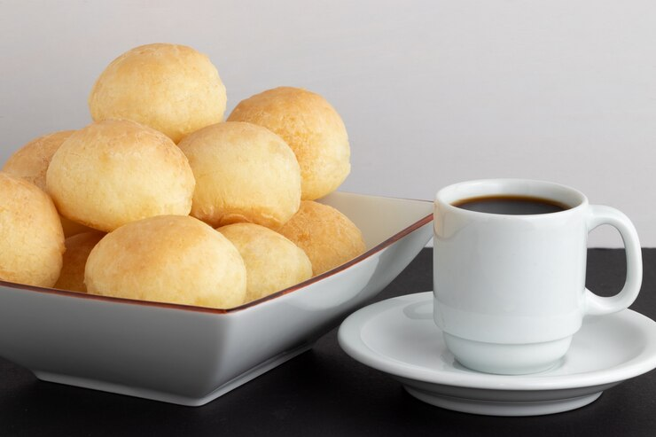 Cafezinho fresco: A combinação perfeita para um café da tarde aconchegante. Pão de Queijo